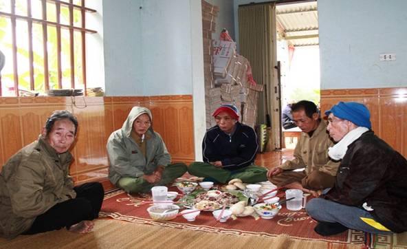 Khi lễ cúng xong, cỗ sẽ được bày ra. Những người cao tuổi, có chức sắc trong họ, trong làng sẽ được ngồi mâm trên và ăn trước