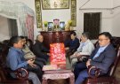 Các đồng chí lãnh đạo xã đi thăm và chúc tết người có công với cách mạng nhân dịp tết Nguyên đán Ất Tỵ 2025