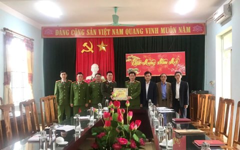 Đồng chí Trung tá: Bùi Ngọc Chuyên - Phó trưởng công an huyện đã có buổi thăm, kiểm tra và chúc tết tại Công an xã Cẩm Bình.
