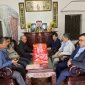 Các đồng chí lãnh đạo xã đi thăm và chúc tết người có công với cách mạng nhân dịp tết Nguyên đán Ất Tỵ 2025