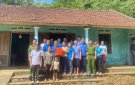 hưởng ứng 76 năm ngày Thương binh, liệt sĩ 27/7, MTTQ, các ban ngành đoàn thể xã chỉnh trang nhà cửa cho gia đình bệnh binh Trương Công Liên - thôn Tô
