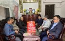 Các đồng chí lãnh đạo xã đi thăm và chúc tết người có công với cách mạng nhân dịp tết Nguyên đán Ất Tỵ 2025