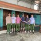  Công an xã Cẩm Bình giúp đỡ gia đình Tổ trưởng tổ ANTT thôn Xanh chỉnh trang lại nhà ở.