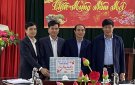  Đồng chí Cao Văn Vượng - PBT thường trực huyện Huyện Uỷ kiểm tra công tác sản xuất, đời sống nhân dân và thăm tặng quà cho gia đình chính sách xã Cẩm Bình