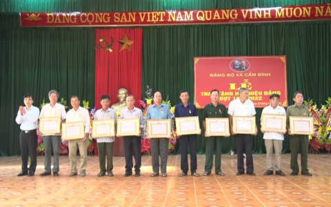 Lễ Trao Huy hiệu Đảng đượt 19/8/2022